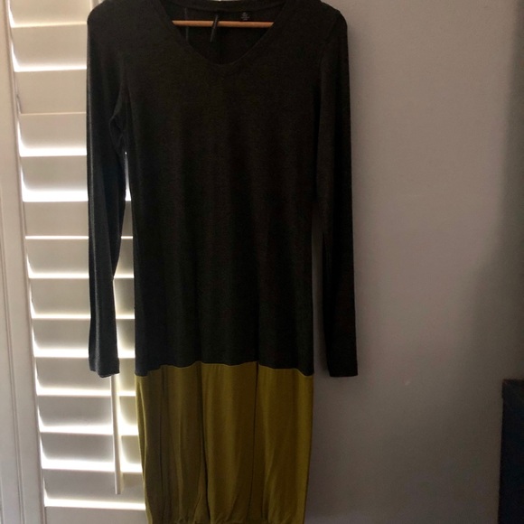 Dresses & Skirts - Isda & Co two tone jersey material dress